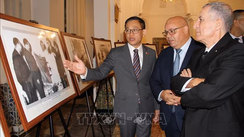 Делегаты посещают фотовыставку, посвященную традиционным отношениям между Вьетнамом и Алжиром. Фото: ВИА