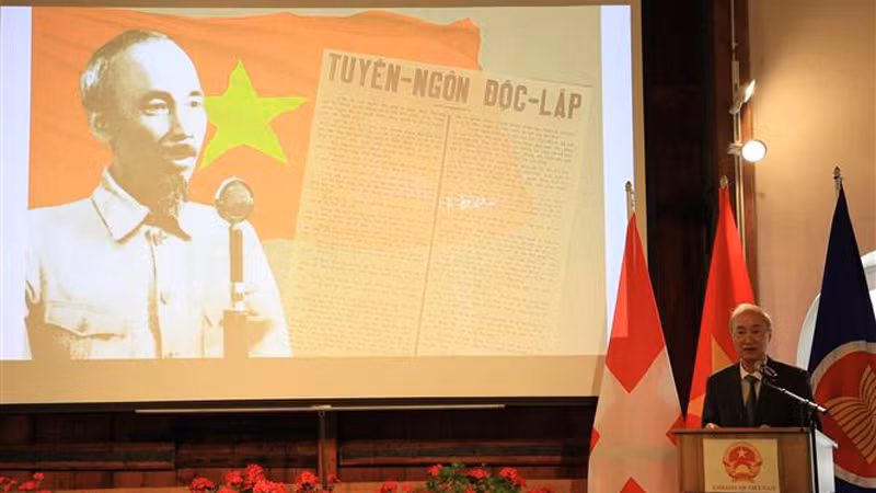 Посол Фунг Тхэ Лонг выступает на церемонии. Фото: ВИА 