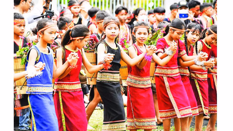 Школьники города Контум в традиционных парчовых костюмах.
