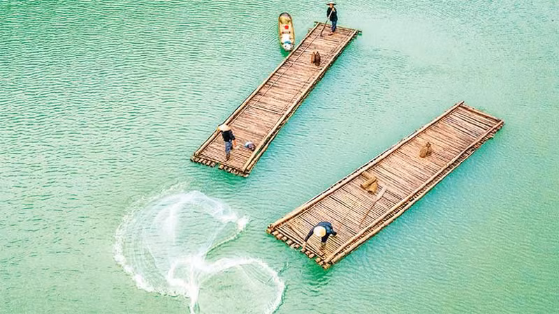 Рыбаки ловят рыбу на озере Тхангхен. Фото: До Туан Хунг