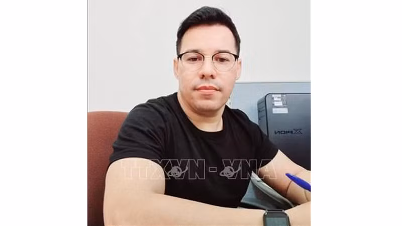 Заместитель председателя Общества кубинско-вьетнамской дружбы Рувислей Гонсалес Саэс. Фото: ВИА