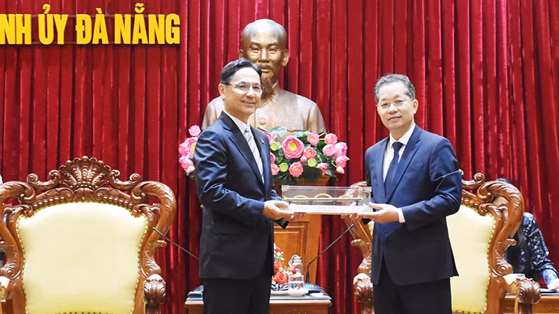 Секретарь Парткома города Дананга Нгуен Ван Куанг (справа) вручает памятный подарок представителю японской группы «Sun Frontier». Фото: baodanang.vn