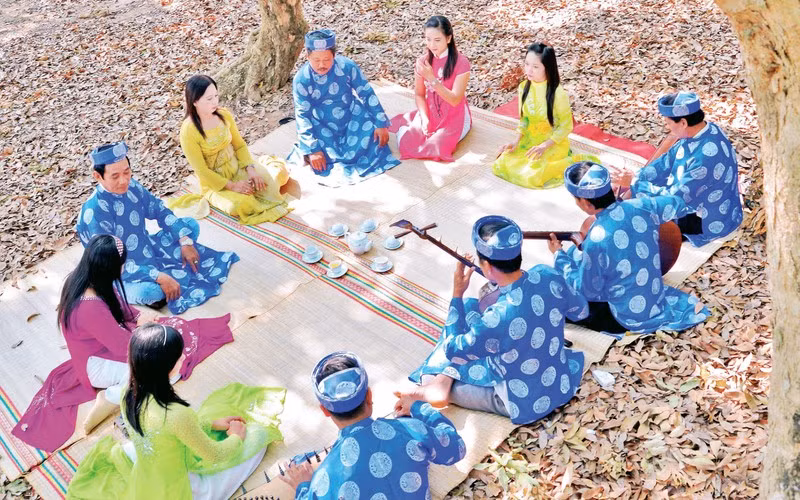 Исполнение народного искусства «дон-ка-тай-ты» в городе Баклиеу. Фото: Фан Тхань Кыонг