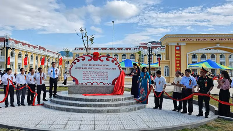 В этой школе была установлена мемориальная доска по случаю 60-летия создания провинции Куангнинь (30 октября 1963 г. – 30 октября 2023 г.).