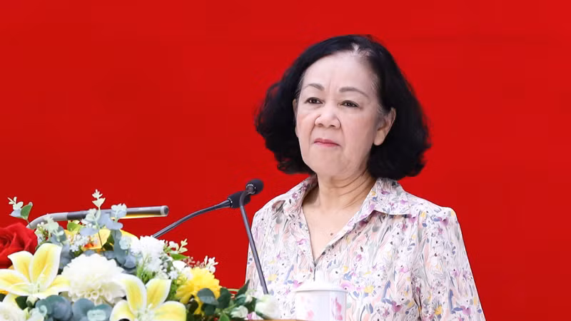 Товарищ Чыонг Тхи Май выступает на встрече. Фото: baophutho.vn