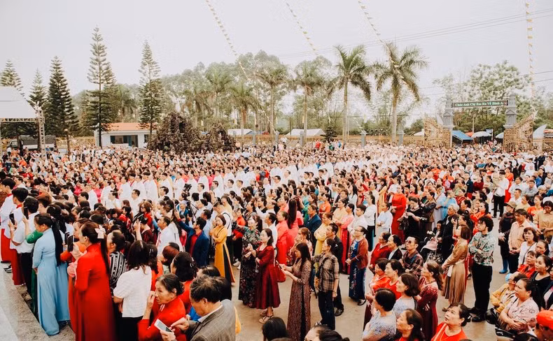 Многочисленные местные жители и туристы присутствуют на церемонии открытия церкви Чако в городе Монгкай.