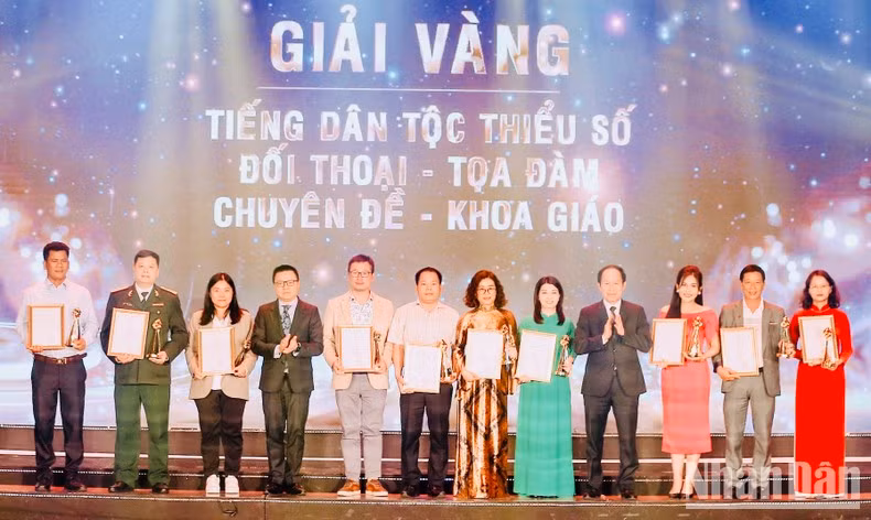 Вручение призов за выдающиеся работы в рамках фестиваля