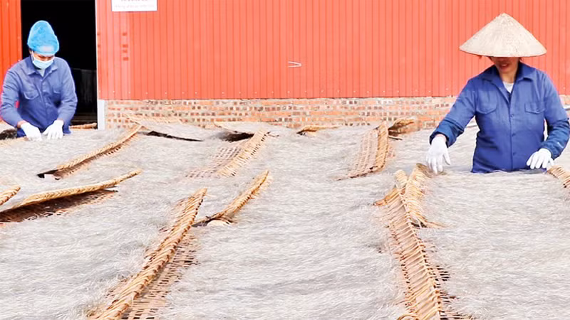 Местные жители сушат вермишель.