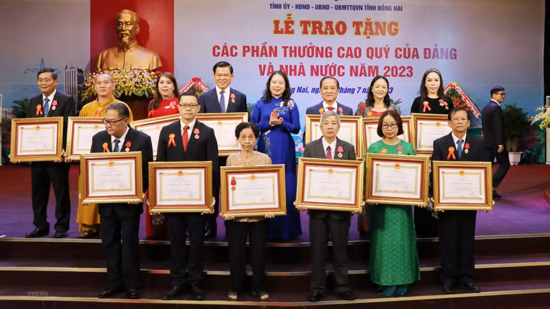 Вице-президент Во Тхи Ань Суан вручает 5 коллективам и 14 частным лицам Ордена Труда. Фото: ВИА