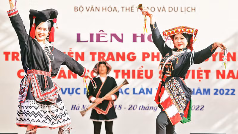 Девушки группы Заотиен демонстрируют традиционные костюмы.