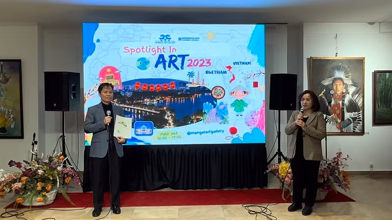 Посол Вьетнама в Монголии Зоан Кхань Там (слева) выступает на мероприятии.