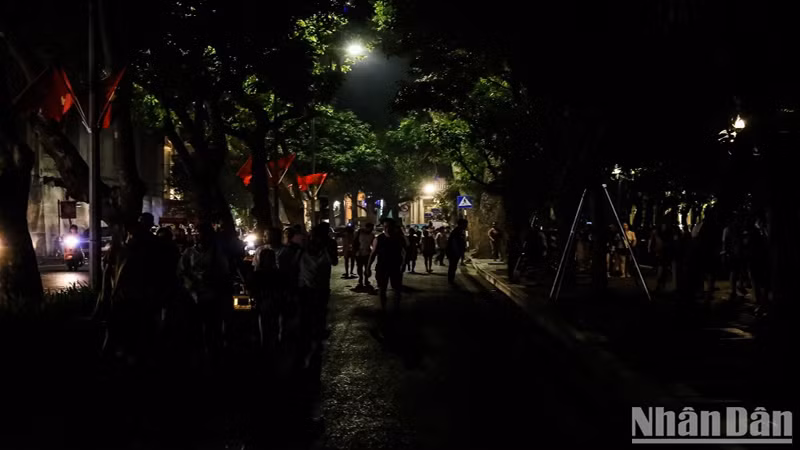 Система общественного освещения Ханоя была отрегулирована. В частности, свет включается на 30 минут позже и выключается на 30 минут раньше. Сокращается 50% мощности рекламного освещения до 22 часов, после 22 часов все выключается. Освещение в парках и цветниках допускается включать не более чем на 50% мощности и полностью отключать после 23 часов.