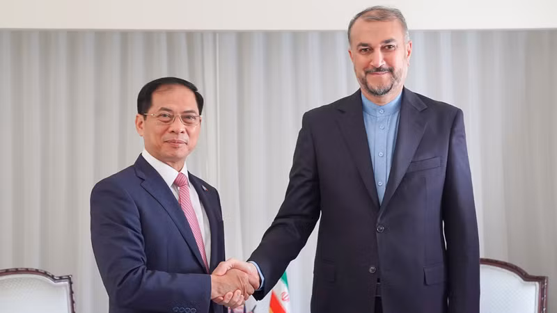 Министр Буй Тхань Шон и Министр иностранных дел Ирана Хосейн Амир Абдоллахиян. Фото: МИД Вьетнама