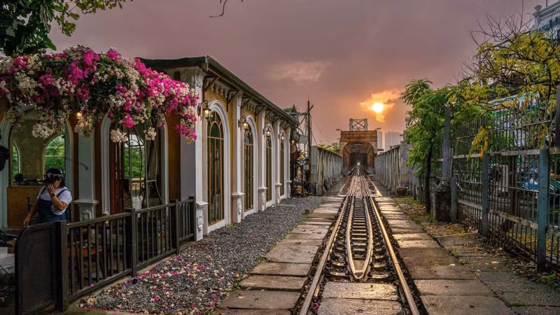 Зал ожидания поездов на вокзале Лонгбиен – идеальное место для тех, кто хочет полюбоваться видом древнего моста и понаблюдать за движением поездов. Фото: VGP