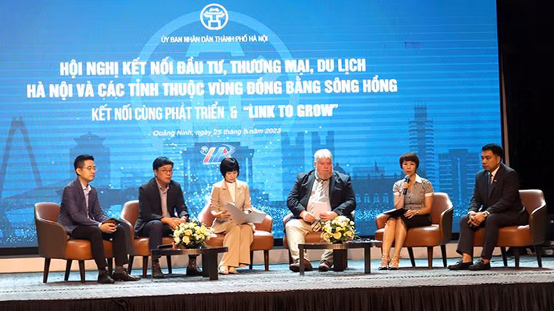 Делегаты обсуждают вопросы на конференции.