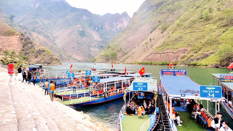 Местные жители в общине Пайлунг уезда Меовак катают туристов на лодке, что приносит им стабильные доходы.