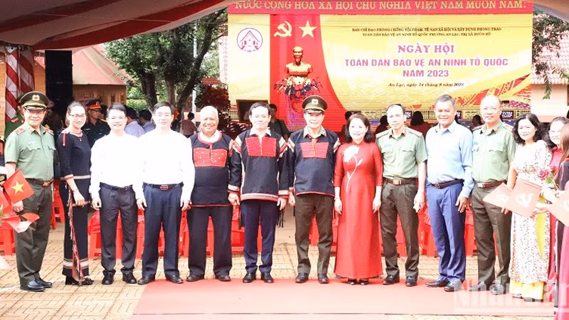 Вице-премьер Чан Лыу Куанг и руководители провинции Даклак и городского уезда Буонхо. 