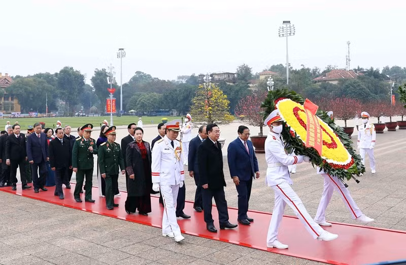 Делегация возлагает венок к Мавзолею Хо Ши Мина. Фото: ВИА