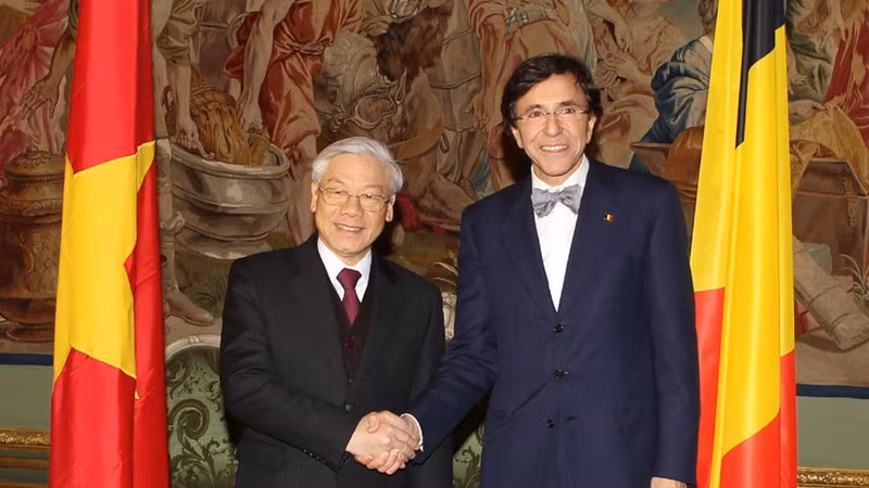 Генеральный секретарь ЦК КПВ Нгуен Фу Чонг и Премьер-министр Бельгии Элио Ди Рупо. Фото: ВИА