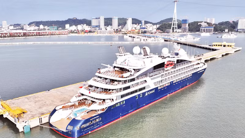 Увеличивается количество иностранных туристов, посещающих провинцию Куангнинь по морю.