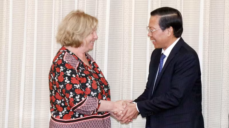 Председатель Народного комитета г. Хошимина Фан Ван Май (справа) и сенатор Катрин Дерош. Фото: ВИА