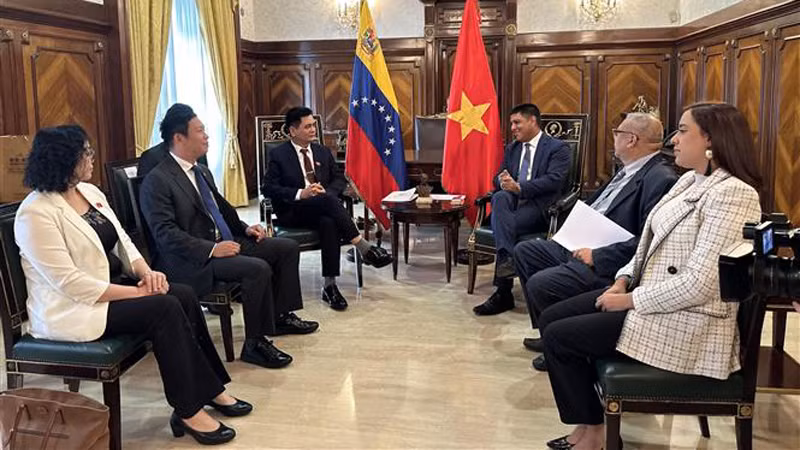 Вьетнамская делегация наносит визит вежливости Первому зампредседателя НА Венесуэлы Педро Инфанте. Фото: ВИА