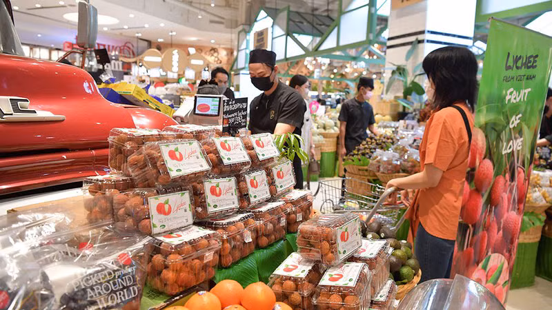 Личи из Вьетнама продают в торговым центре Siam Paragon в столице Таиланда. 