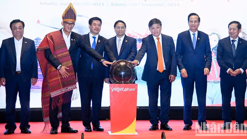 Делегаты на церемонии объявления об открытии первого прямого рейса Ханой-Джакарта. 