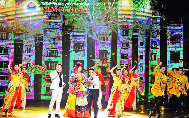 Одно выступление на 6-м Ханойском международном кинофестивале 2022 года. Фото: Кхиеу Минь