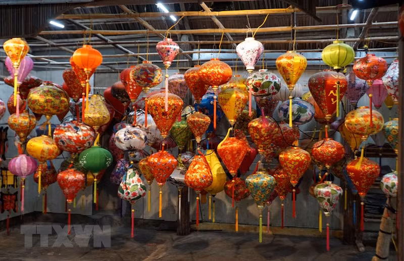 Фонари сделаны в видах чеснока, алмаза, цилиндра, летающей тарелки и др. Фонари сделаны в видах чеснока, алмаза, цилиндра, летающей тарелки и др.