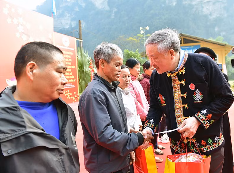 Товарищ Нгуен Хоа Бинь вручает подарки семьям льготной категории в уезде Ламбинь провинции Туенкуанг.