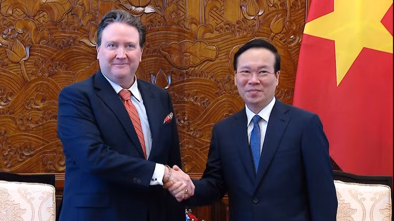 Президент Вьетнама Во Ван Тхыонг (справа) и Посол США во Вьетнаме Марк Э. Кнаппер. Фото: Хонг Куан