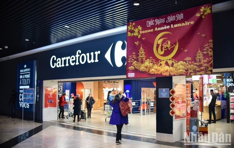 Стенды вьетнамских товаров были устроены в супермаркете Carrefour. Фото: Минь Зюи