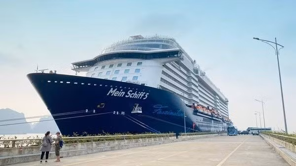 Круизный лайнер Mein Schiff 5 под флагом Мальты пришвартовался в международном порту Халонг 26 марта. Фото: ВИА
