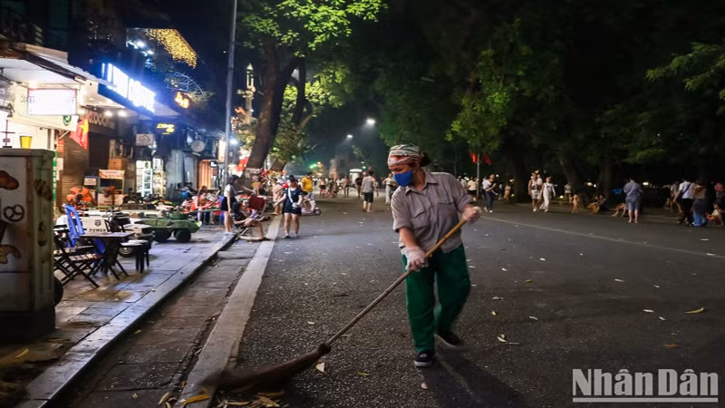 Рабочие должны пользоваться светом, исходящим из магазинов, когда нет уличного освещения.