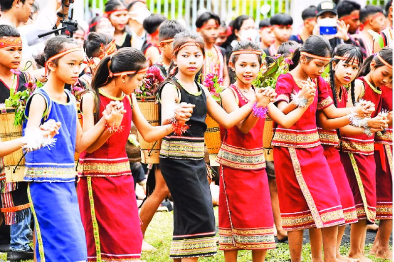 Школьники города Контум в традиционных парчовых костюмах. Школьники города Контум в традиционных парчовых костюмах.