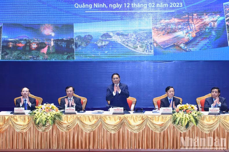 Премьер-министр Фам Минь Тьинь председательствует на конференции. Фото: Чан Хай