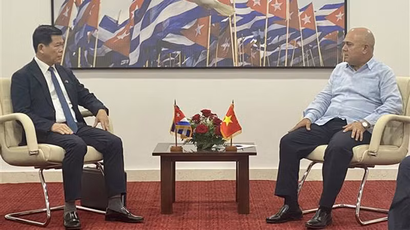 Постоянный член Секретариата ЦК КПК Роберто Моралес Охеда (справа) принимает Секретаря Парткома провинции Донгнай Нгуен Хонг Линя. Фото: ВИА