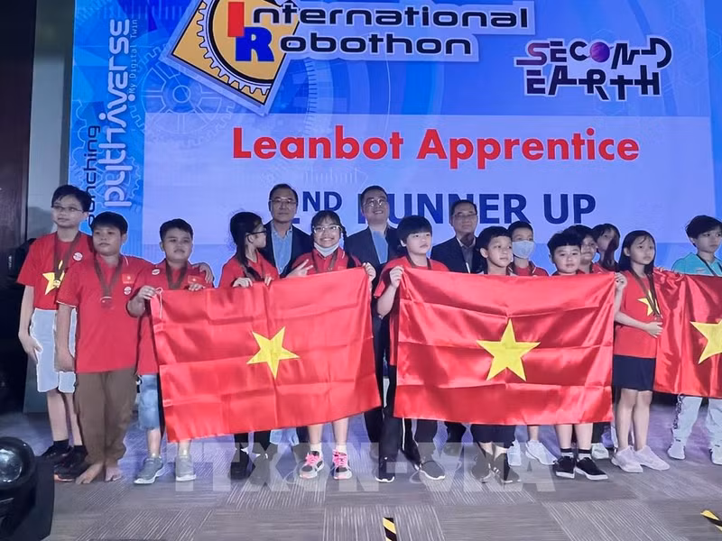 Министр науки, технологий и инноваций Малайзии и члены вьетнамской делегации. Фото: ВИА