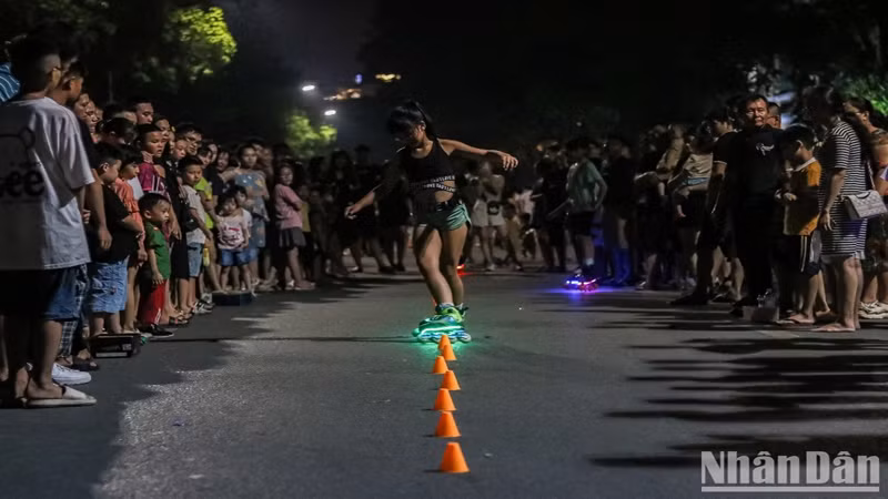 На игровых площадках по-прежнему собирается много людей.