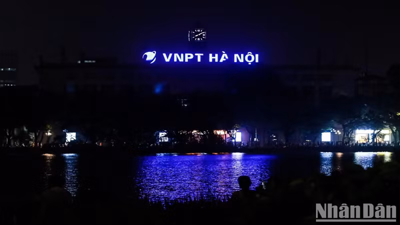 Пространство вокруг Почты Ханоя вечером 11 июня было в темноте.
