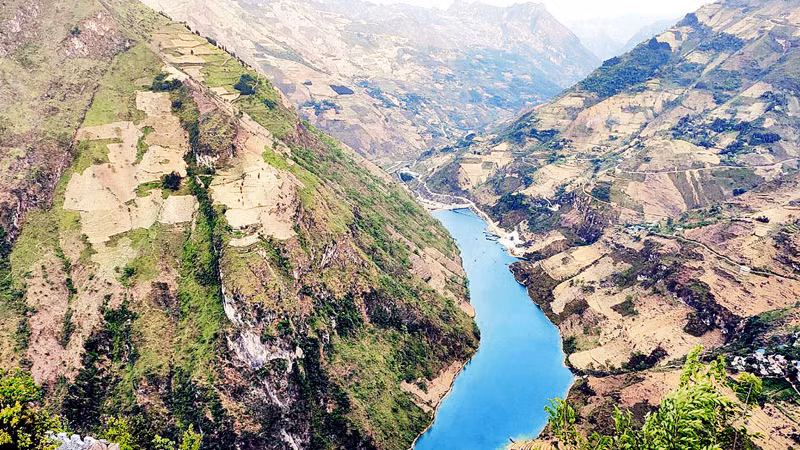 Вид на гидроэнергетическое водохранилище Ньокуэ с вершины перевала Мапиленг.