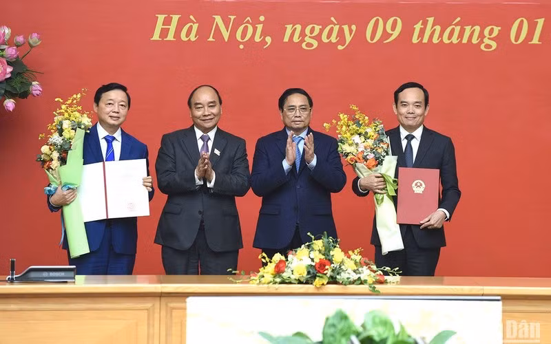 Президент Нгуен Суан Фук и Премьер-министр Фам Минь Тьинь вручают решения о назначении и цветы новым Вице-премьерам. Фото: Чан Хай