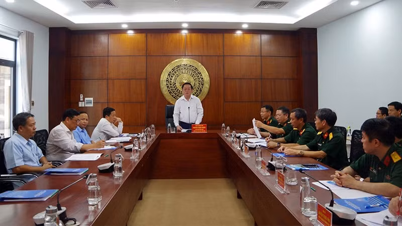 Товарищ Нгуен Чонг Нгиа выступает на рабочей встрече в Телекоммуникационном университете. Фото: qdnd.vn