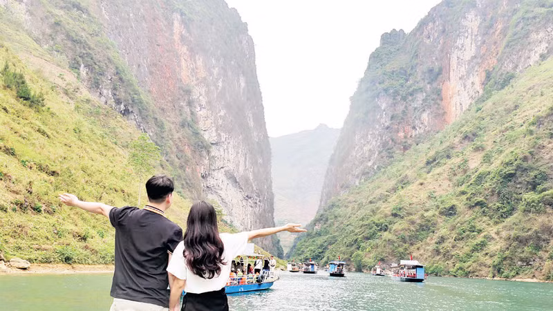 Через 20 минут движения вверх против течения реки лодка останавливается для того, чтобы туристы могли сфотографироваться и полюбоваться величественной красотой пропасти Тушан.