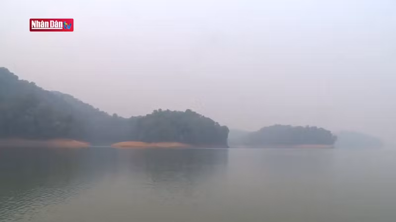 Озеро Пакхоанг сравнивают с мечтательной красивой девушкой посреди величественных гор на Северо-Западе. 