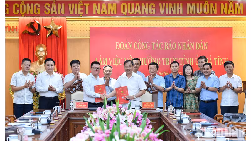 На церемонии подписания документа о сотрудничестве между газетой «Нянзан» и провинцией Хатинь. 