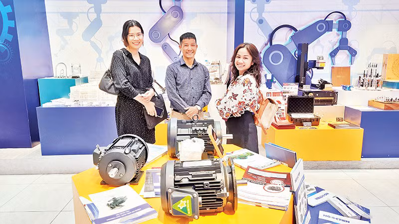 Стенд, на котором представлены продукты машиностроения, электроники и цифровых технологий предприятий в городе Хошимине в 2023 году.