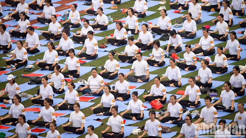 5 тыс. участников – это офисные работники, знаменитости, спортсмены, учителя, студенты и др.