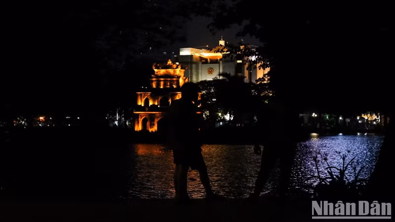 На фоне нехватки воды на гидроэлектростанциях для производства электроэнергии Ханой и другие города сократили уличное освещение для экономии электроэнергии. Пешеходные улицы вокруг озера Хоанкием в выходные дни не стали исключением.